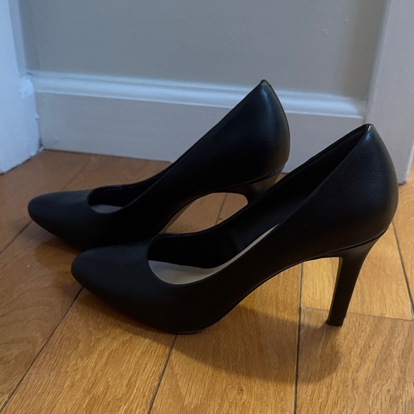 Kelly & Katie / KK Tiana Black Pump Heels - Picture 2 of 8
